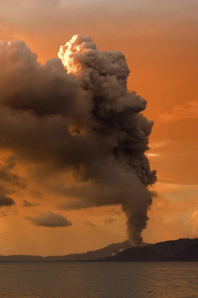 Извержение вулкана на острове