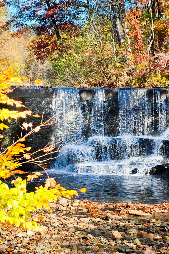 Искусственный водопад осенью