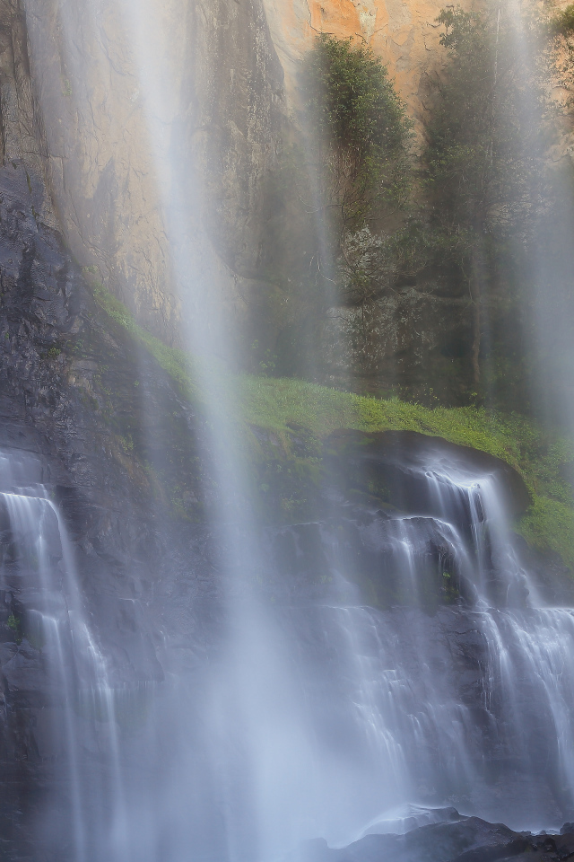Красивый водопад в США