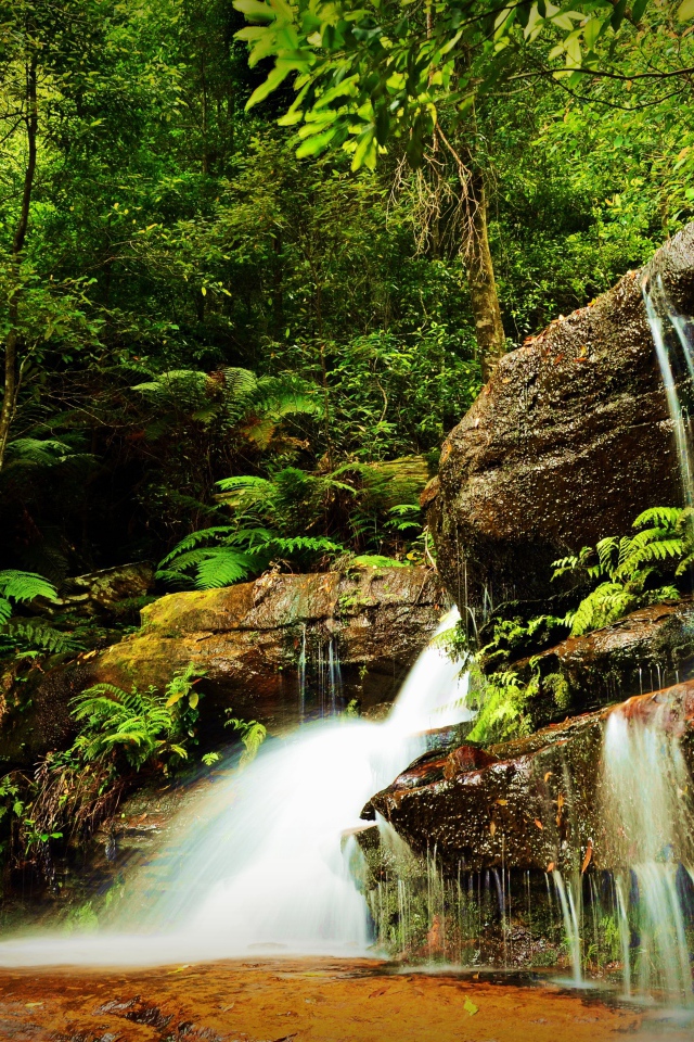 Красивый водопад на речке