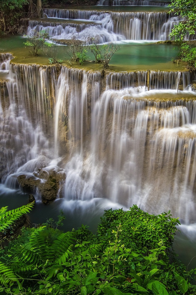 Каскад водопадов на реке