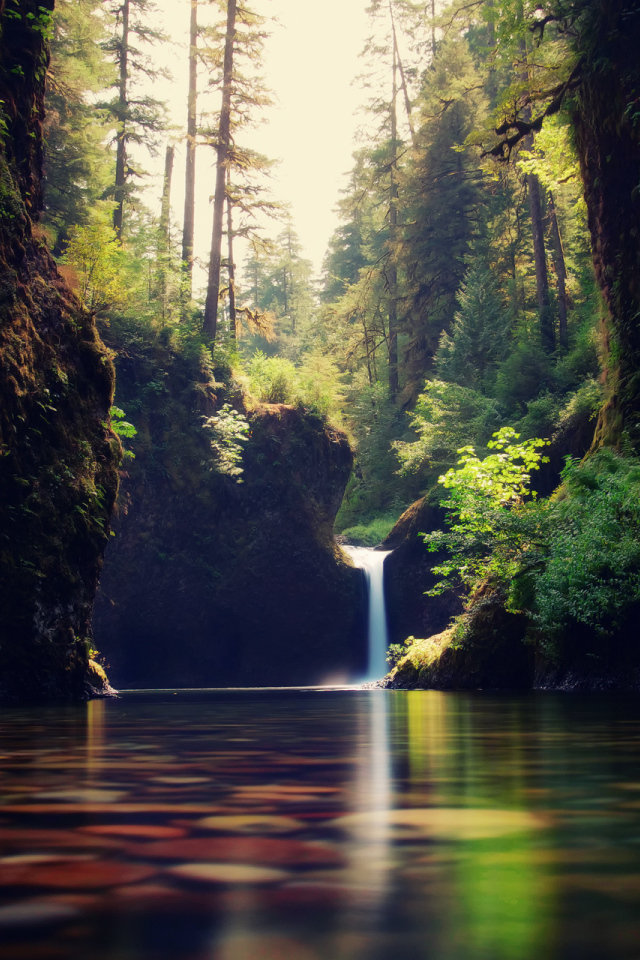 Разноцветные блики на воде