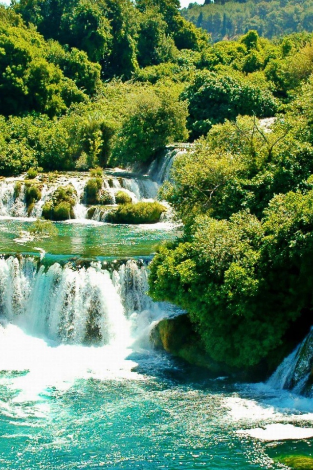 Водопад среди деревьев