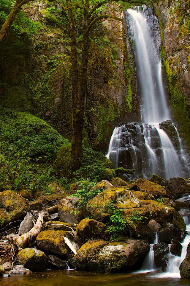 Водопад со скалы