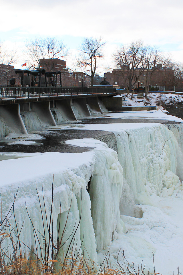Замерзший водопад Ридо
