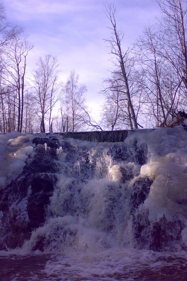 Замерзший водопад и хижина лесника