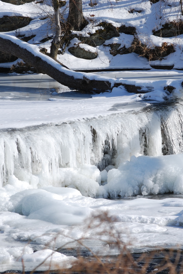 Замерзший водопад в Канаде