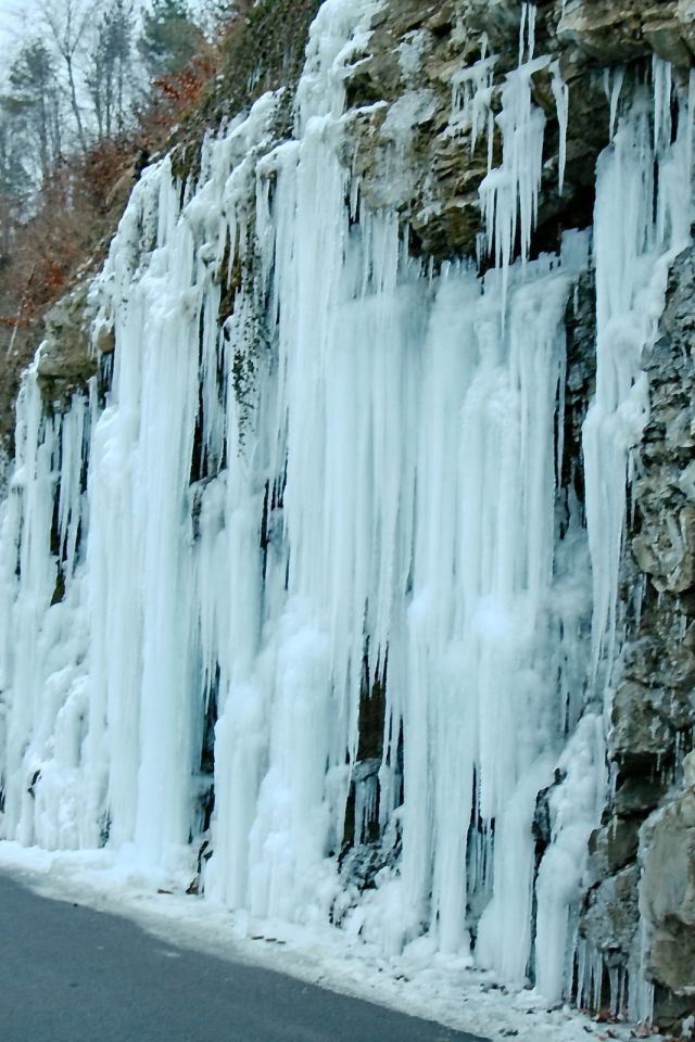 Замерзший водопад в Лихтенштейне