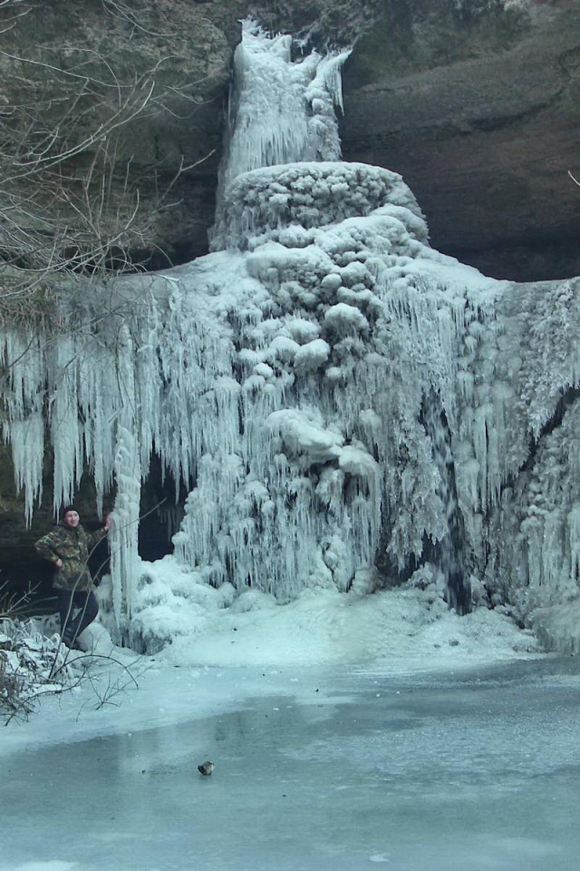 Замерзший водопад в Молдавии
