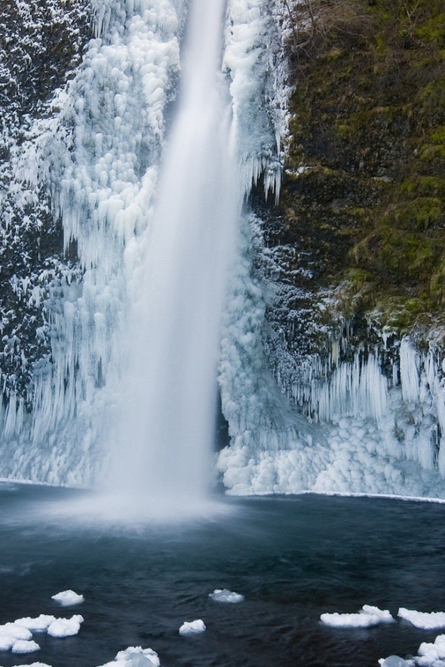 Замерзший водопад в Польше