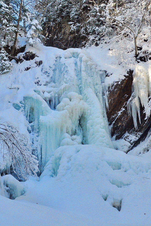 Замерзший водопад в Карпатах