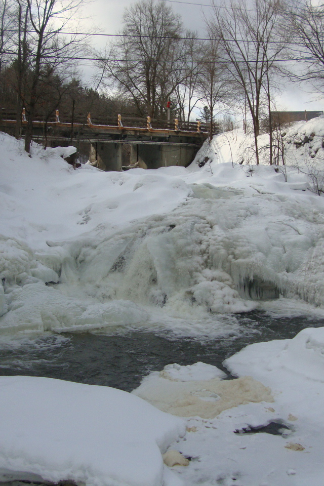 Замерзший водопад в США