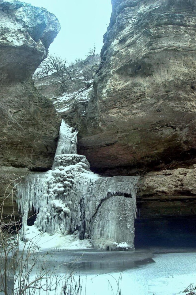Замерзший водопад в предгорье Карпат