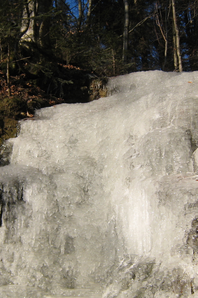 Замерзший водопад в лесу
