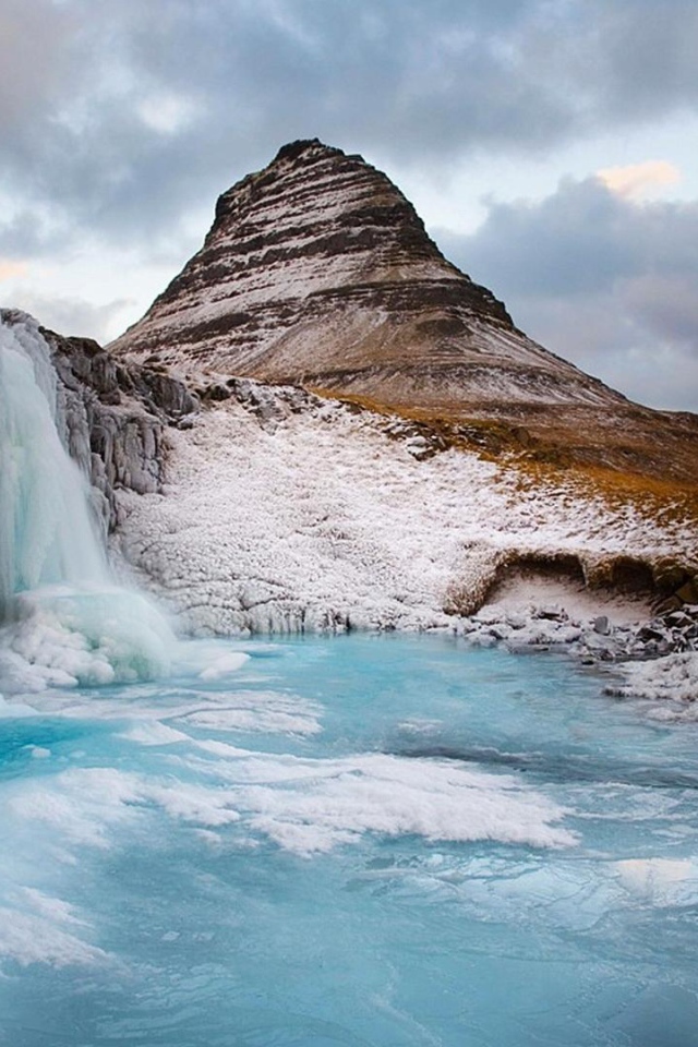Замерзший водопад в горах