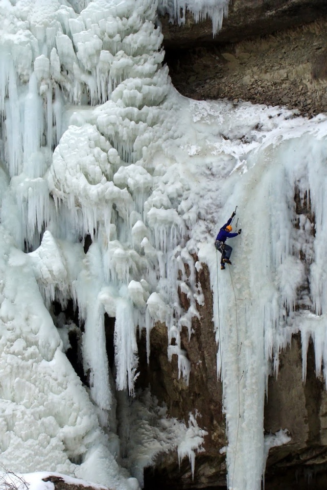 Замерзший водопад на горном склоне