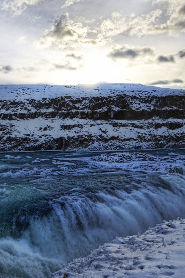 Замерзший водопад на горном плато
