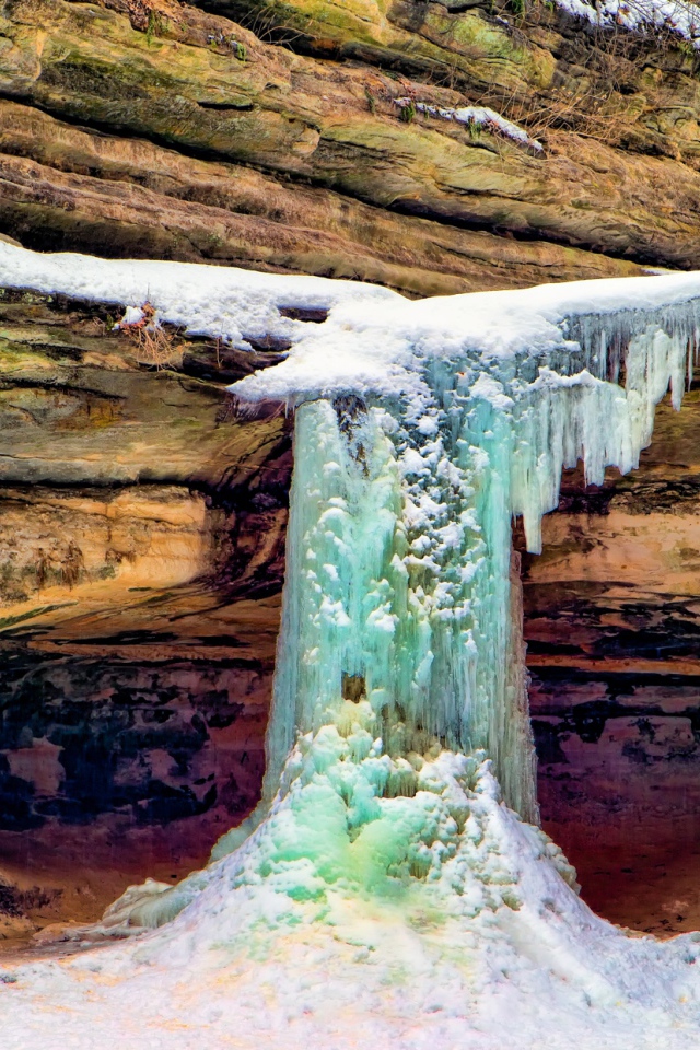 Замерзший водопад на скале