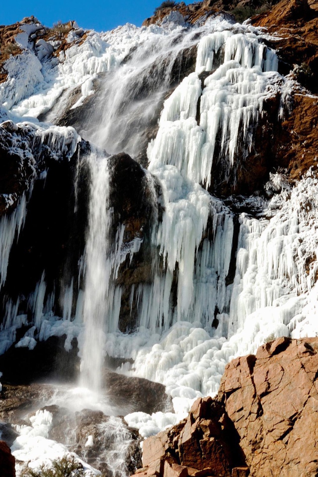 Замерзший водопад на каменной горе