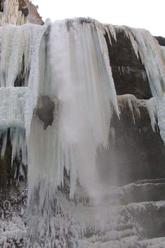 Замерзший водопад на реке Чегем