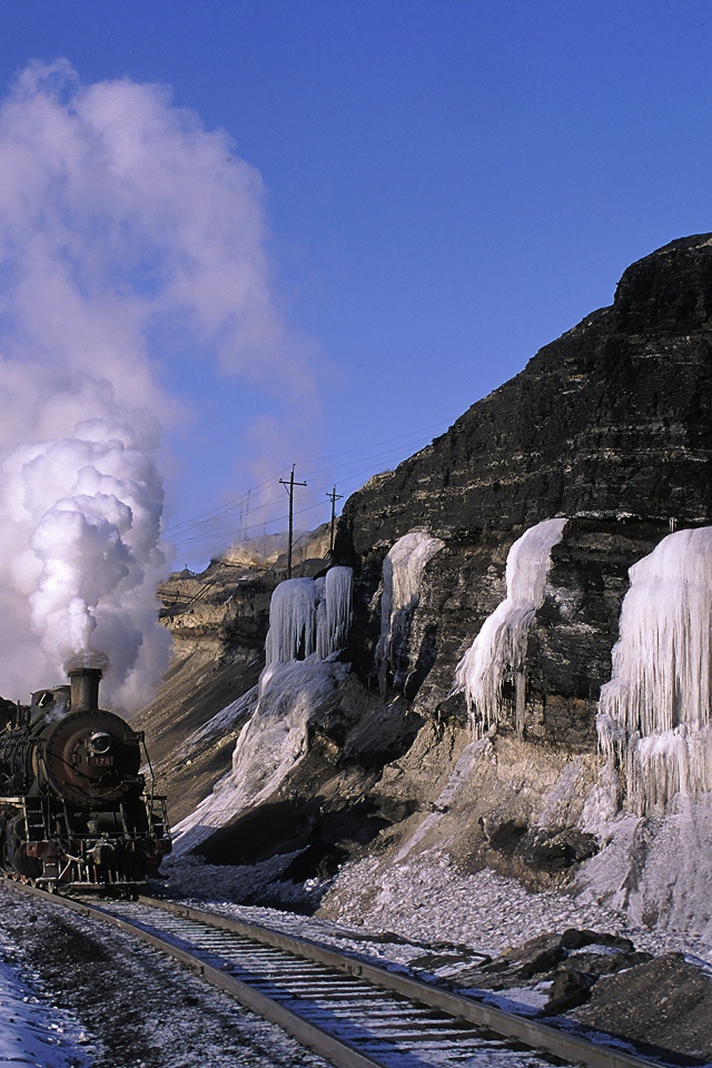 Замерзший водопады и паровоз