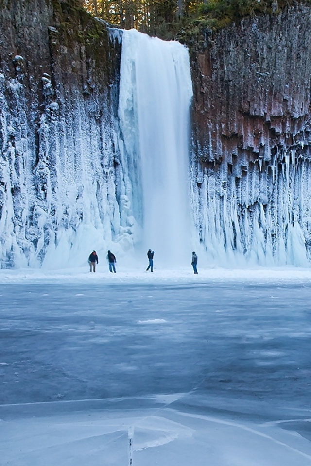 Великолепный замерзший водопад