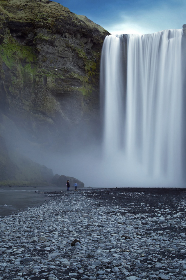 Люди около водопада