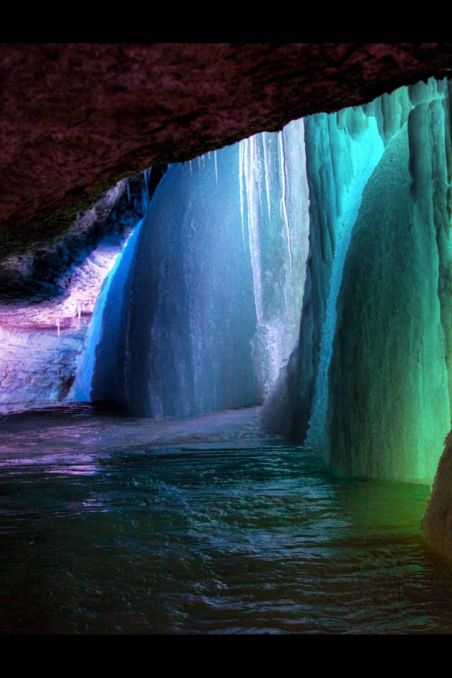 Радужный замерзший водопад