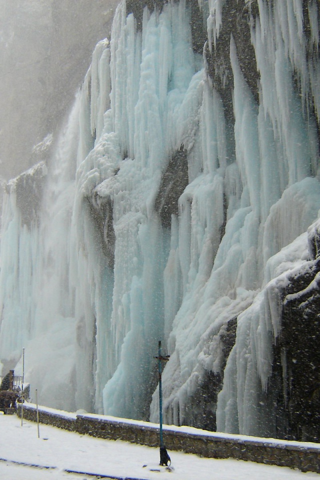 Живописный Замерзший водопад