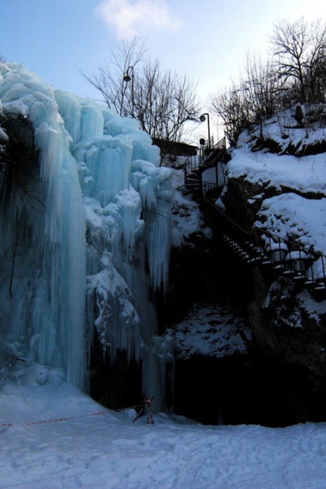 Лестница на замерзший водопад