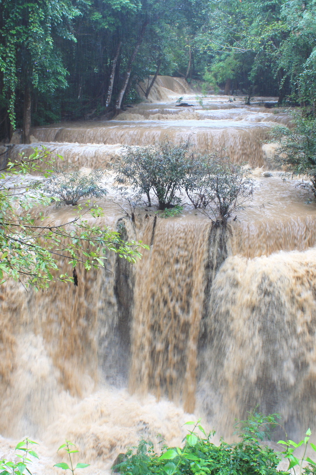 Мутная вода в водопаде