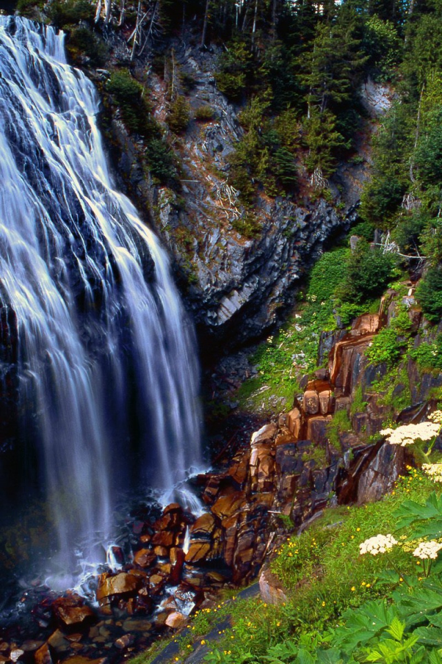 Водопад в горах