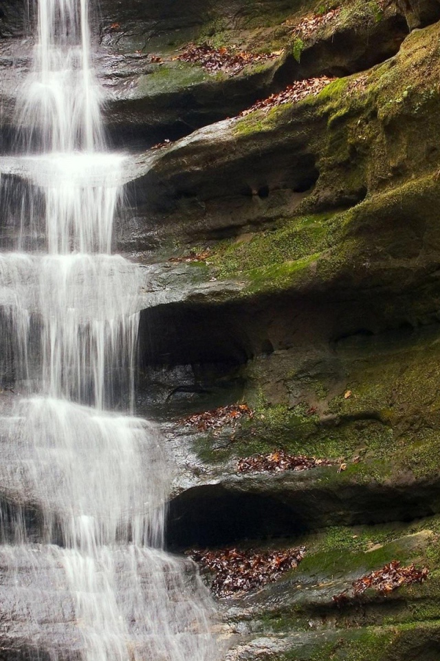 Водопад на скалах