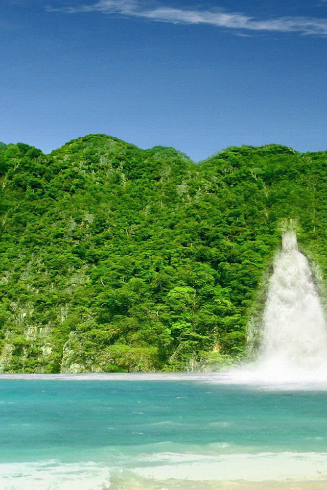 Водопады на зеленом берегу