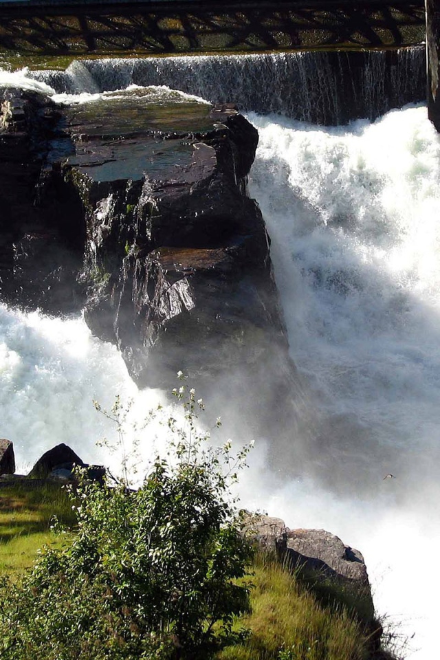 Водопад пенится среди скал