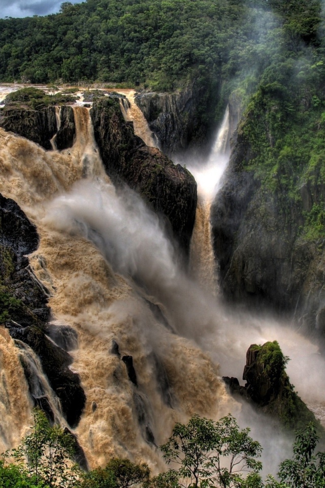 Пейзаж с водопадом