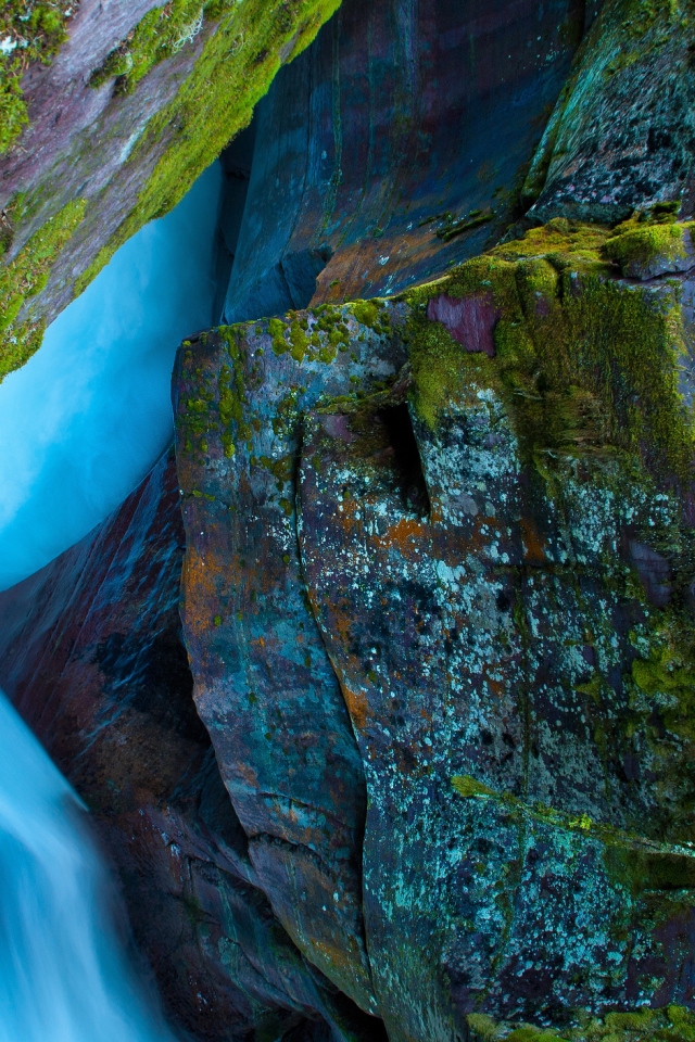 Мох на камнях и водопад