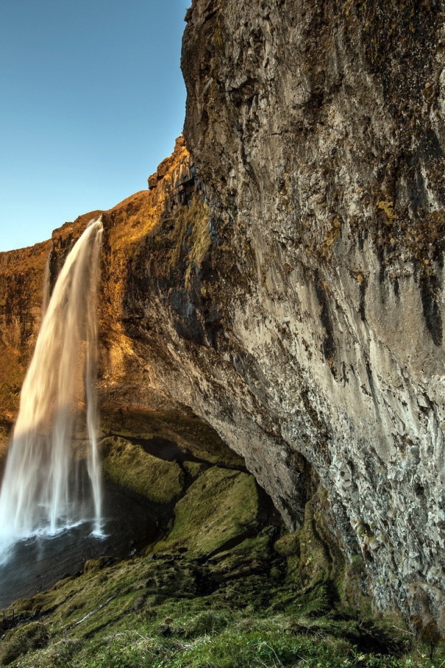Вода льется со скалы