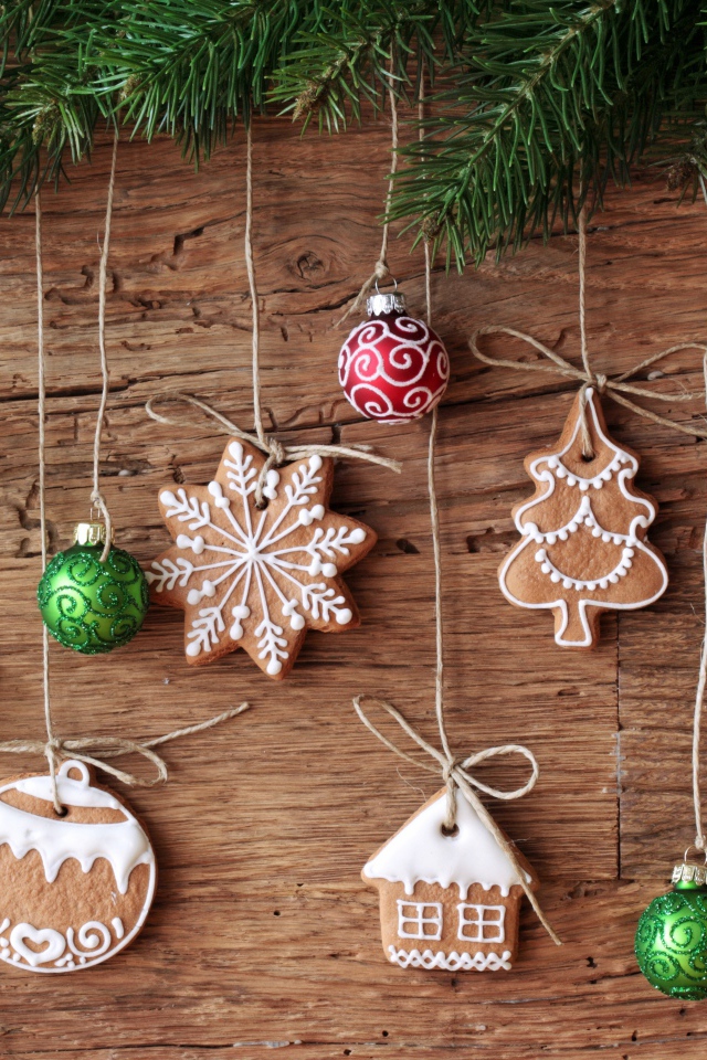 Печенье и игрушки на ветках елки