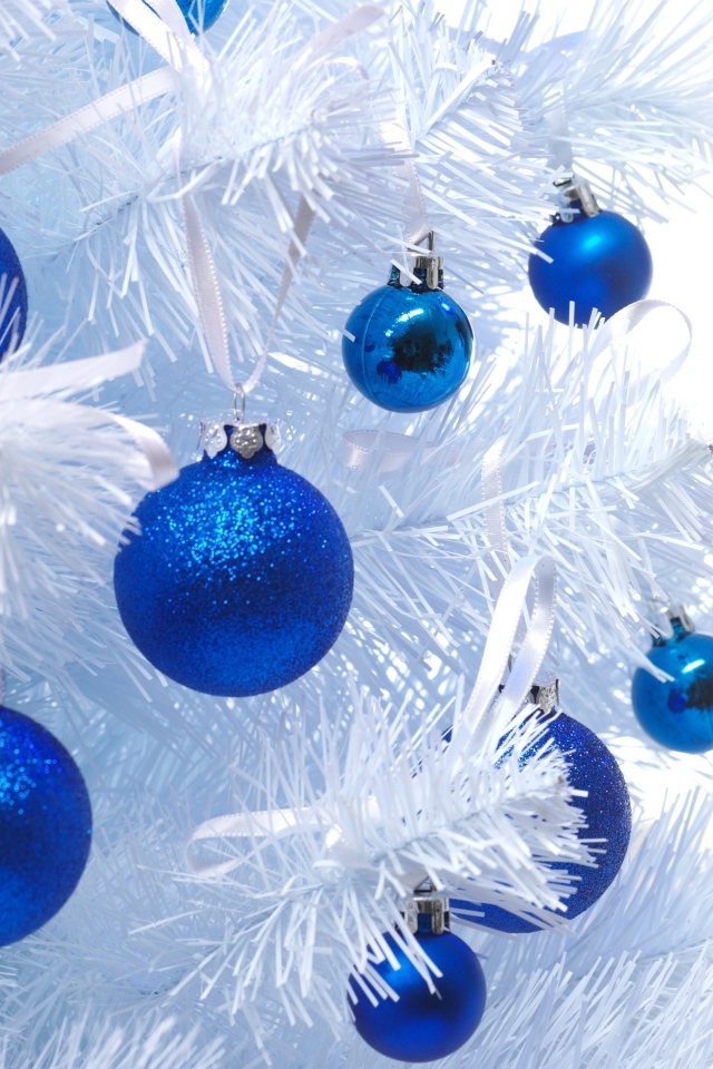 Синие шары на белой ёлке