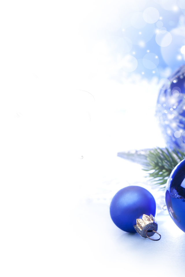 Синие шары на елке
