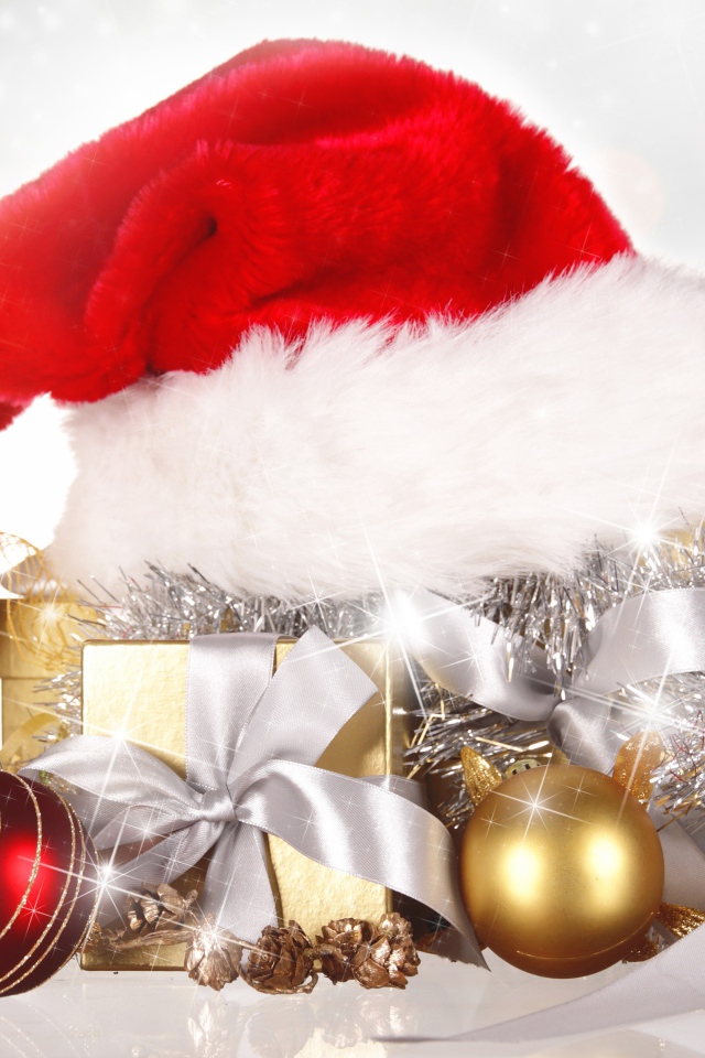 Шапка Санта Клауса на подарке