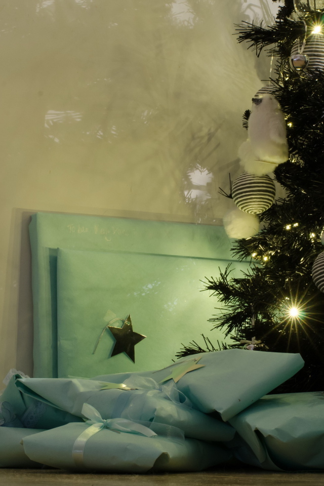 Гора подарков под елкой