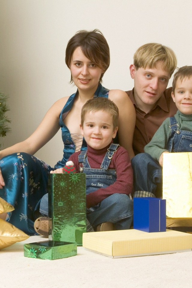 Семья празднует Новый год