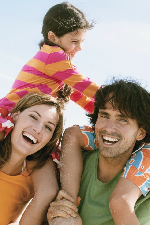 Семья с детьми у моря