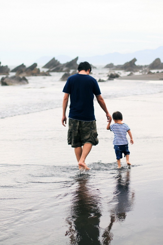 Отец с сыном гуляют по воде