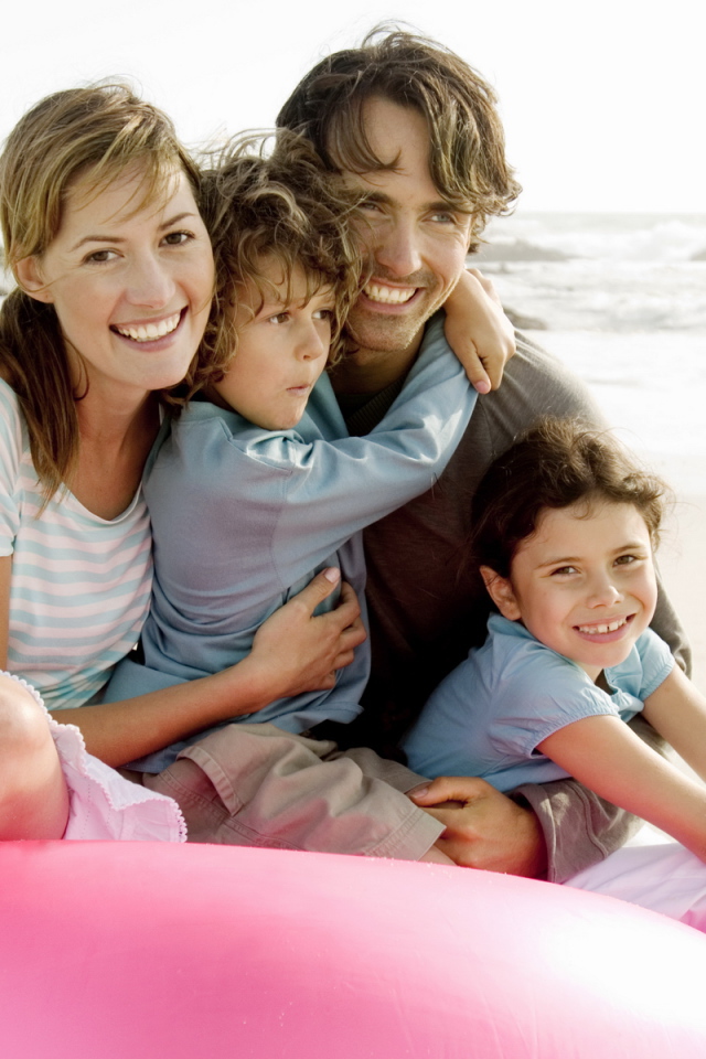 Счастливая семья на пляже