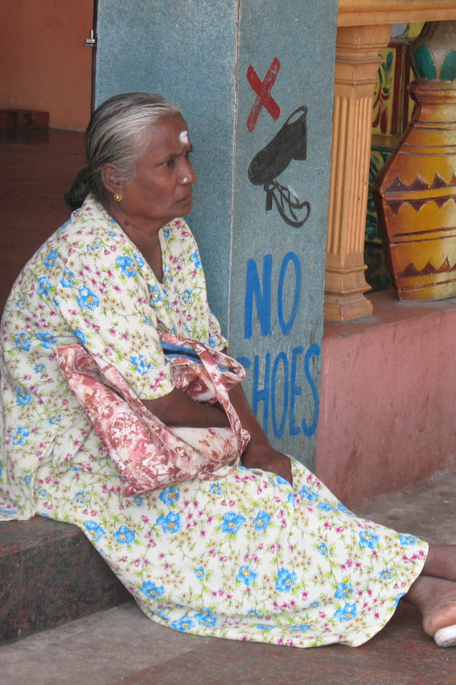 Индианка отдыхает на пороге