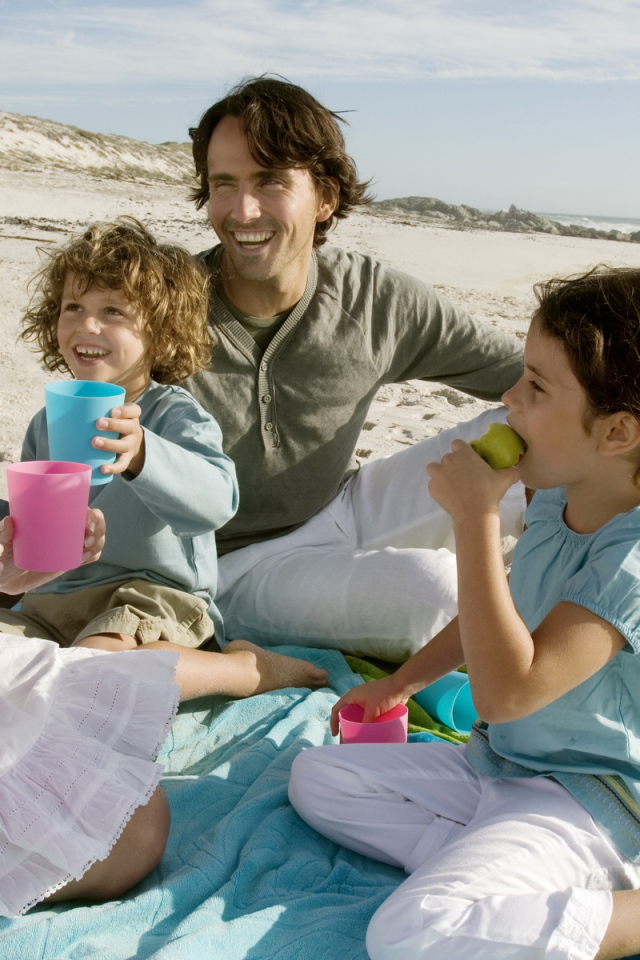 Пикник на пляже у семьи