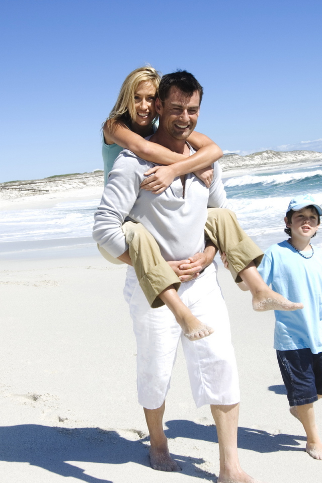 Семья гуляет по берегу